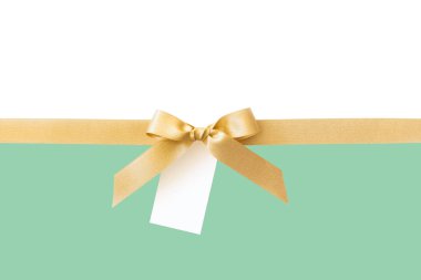 Beyaz ve nane arka plan üzerinde bir hediye olarak bir yay ile Altın kurdele