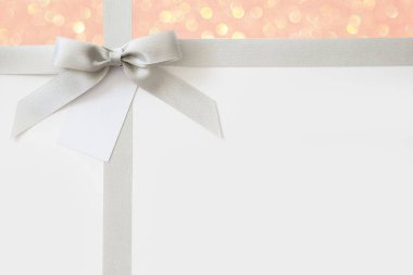 Beyaz ve pembe parlak bac bir hediye olarak bir yay ile Gümüş kurdele