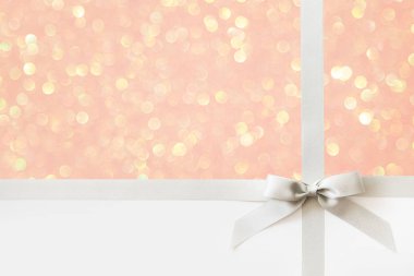 Beyaz ve pembe parlak bac bir hediye olarak bir yay ile Gümüş kurdele