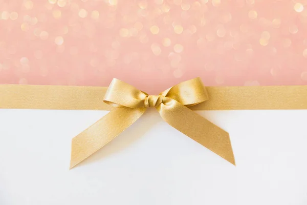 Cinta dorada con lazo como regalo sobre fondo blanco — Foto de Stock