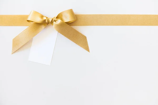 Золота стрічка з бантом у подарунок на білому тлі — стокове фото