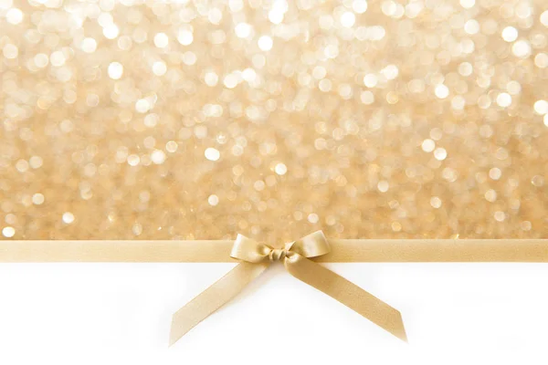金色丝带，蝴蝶结作为礼物，在白色和闪亮的背景 — 图库照片