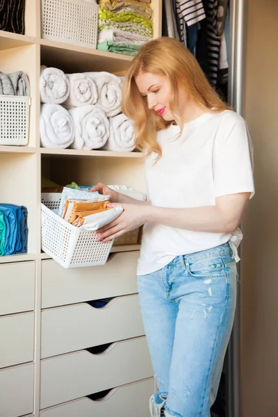 Kız gardıropta amacıyla bir şeyler koyar. Dikey Japonca