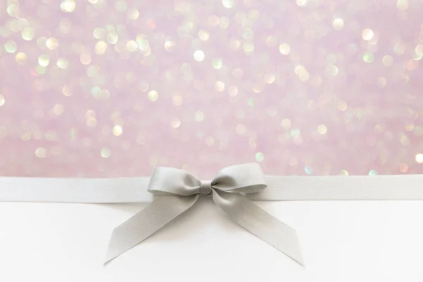 银丝带与蝴蝶结作为礼物在白色和紫色闪亮b — 图库照片