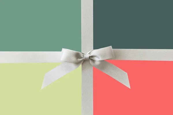 银丝带与蝴蝶结作为礼物在柔和的颜色背景 — 图库照片