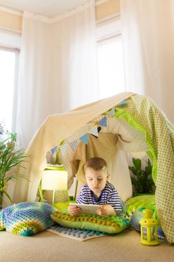 Sevimli çocuk, tablet ve telefon kamp, te oynuyor