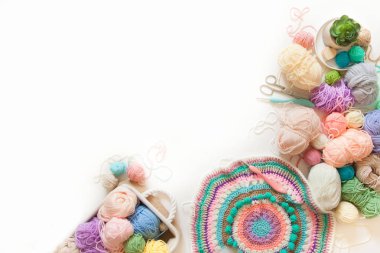 Renkli toplar iplik. Yukarıdan görüntüleyin. Gökkuşağı renkleri. Tüm colo