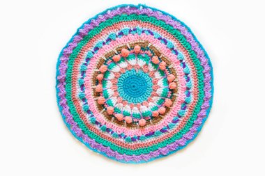 Yuvarlak mandala renkli ipliktığtığa tığ işi. Beyaz arka plan.