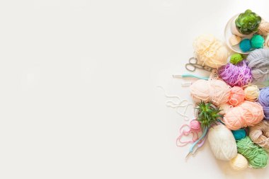 Renkli toplar iplik. Yukarıdan görüntüleyin. Gökkuşağı renkleri. Tüm colo