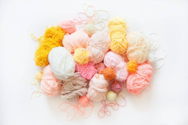 Ilık iplik gölgeleri yukarıdan görünüyor. Gökkuşağı renkleri. Tüm renkler. 