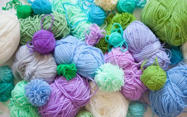 Yün soğuk gölgeler yukarıdan görünüyor. Gökkuşağı renkleri. Tüm renkler. 