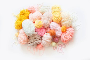 Ilık iplik gölgeleri yukarıdan görünüyor. Gökkuşağı renkleri. Tüm renkler. 