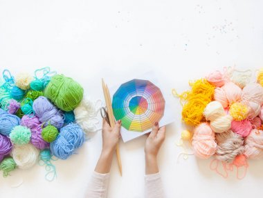 Sıcak ve soğuk gölgeler örmek için iplik. Kadın elleri bir renk tutar