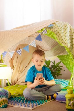 Sevimli çocuk, tablet ve telefon kamp, te oynuyor