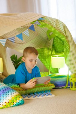 Sevimli çocuk, tablet ve telefon kamp, te oynuyor