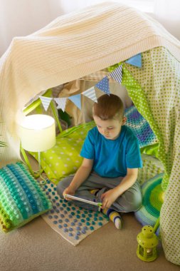 Sevimli çocuk, tablet ve telefon kamp, te oynuyor