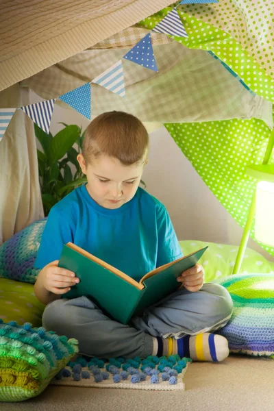 Lesung und Familienspiele im Kinderzelt. Junge mit Buch — Stockfoto