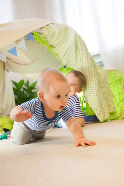 아이의 배경에 카펫에 크롤링 아기 유아 — 스톡 사진