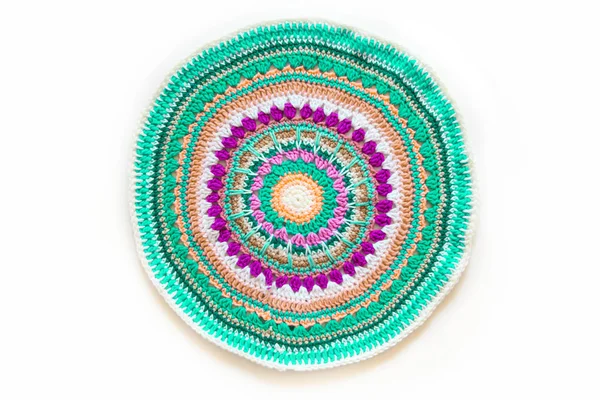 Mandala redondo de ganchillo de hilo de colores. Fondo blanco . — Foto de Stock
