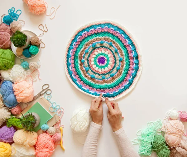 Vrouwelijke handen breien ronde Mandala met kleur wol, op een witte — Stockfoto