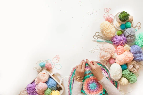 Mani femminili che lavorano a maglia mandala rotondo con lana a colori, su un bianco — Foto Stock