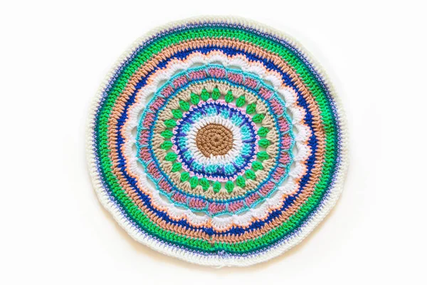 Round Mandala virkade från färgat garn. Vit bakgrund. — Stockfoto