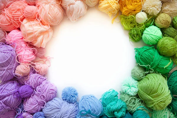 Color wheel of yarn. Rainbow and spectrum. White background. Thr — Stock Photo, Image