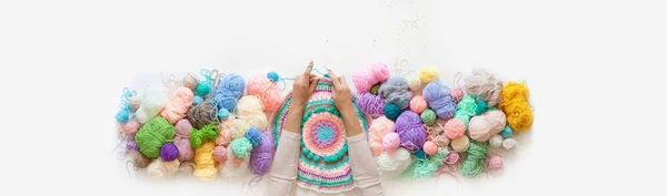 Las manos femeninas tejiendo mandala redondo con lana de color, sobre un blanco — Foto de Stock