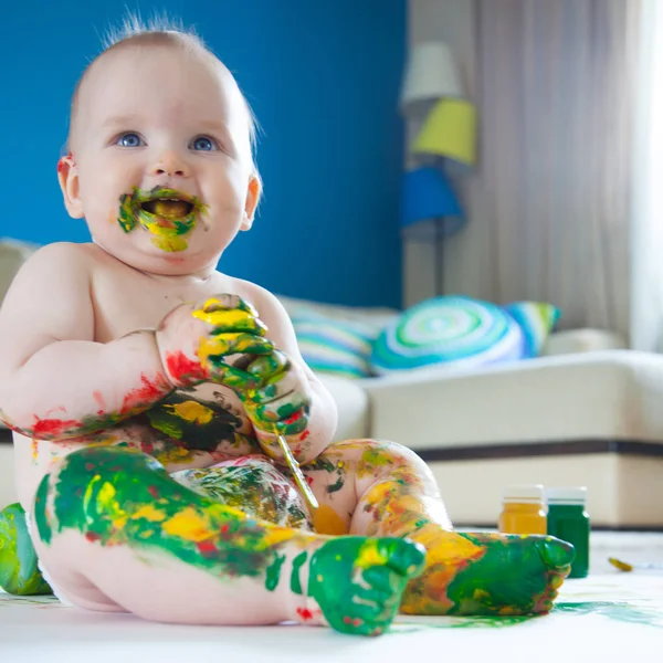 아기 아이는 색깔페인트 손, 더러운 발로 그립니다. 화이트 리 — 스톡 사진