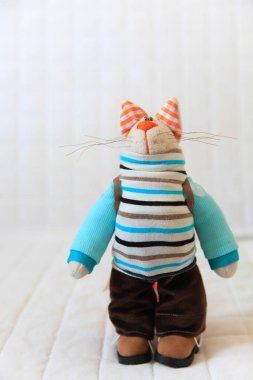 El yapımı oyuncak. Tekstil, kumaş ve iplik bebek. Kedi tarafından dikilmiş ha