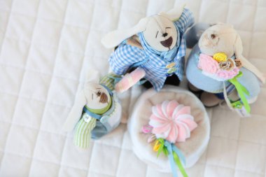 El yapımı oyuncak. Tekstil bebeği. Tarafından dikilen pasta ile Aile Tavşanlar