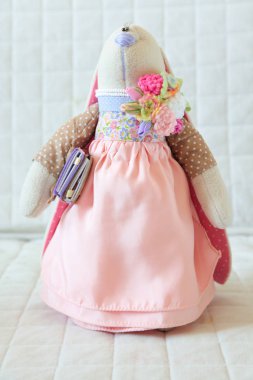 El yapımı oyuncak. Tekstil, kumaş ve iplik bebek. Tavşan tarafından dikilir