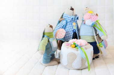 El yapımı oyuncak. Tekstil bebeği. Tarafından dikilen pasta ile Aile Tavşanlar