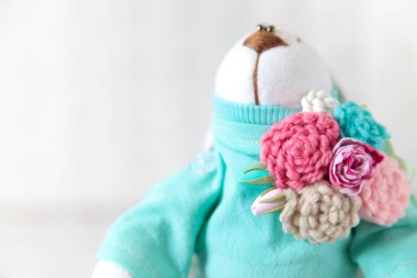 El yapımı oyuncak. Tekstil, kumaş ve iplik bebek. Tavşan tarafından dikilir