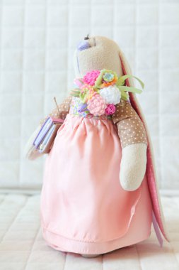 El yapımı oyuncak. Tekstil, kumaş ve iplik bebek. Tavşan tarafından dikilir