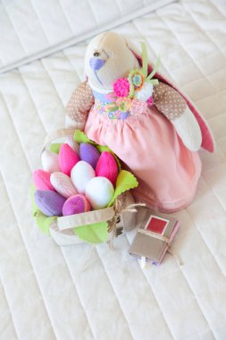 El yapımı oyuncak. Tekstil, kumaş ve iplik bebek. Fl ile Tavşan