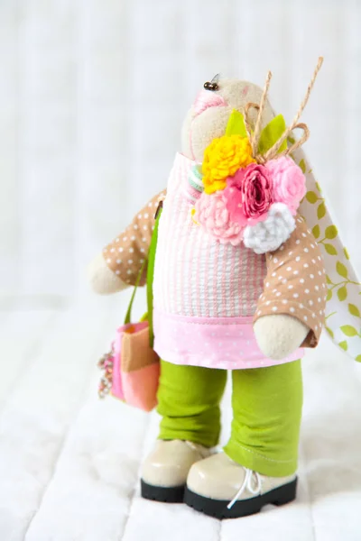 Игрушка ручной работы. Кукла из текстиля, тканей и пряжи. Кролик с фл — стоковое фото