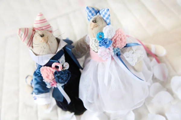 Casamento de brinquedos artesanais. Boneca de têxteis, tecidos e fios. Gatos — Fotografia de Stock