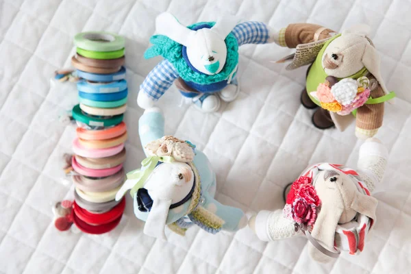 Handgemachtes Spielzeug. Puppe aus Textilien, Stoffen und Garn. Vier Kaninchen — Stockfoto