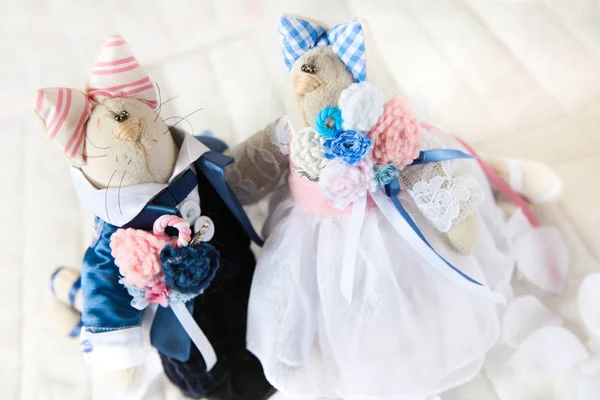 Handgjorda leksaker bröllop. Docka av textilier, tyger och garn. Katter — Stockfoto