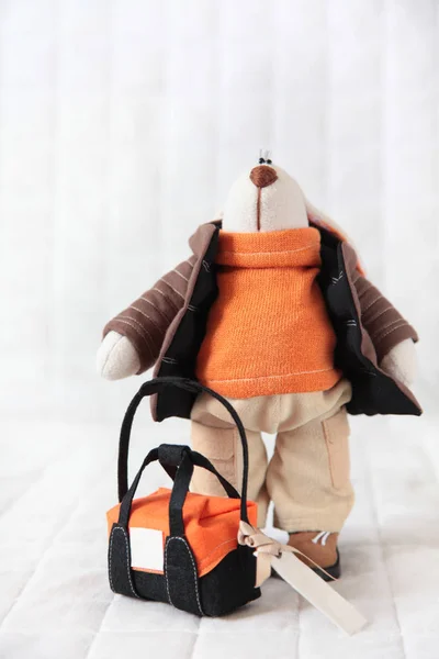 Игрушка ручной работы. Кукла из текстиля, тканей и пряжи. Кролик, сшитый — стоковое фото