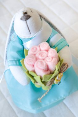 El yapımı oyuncak. Tekstil, kumaş ve iplik bebek. Fl ile Tavşan