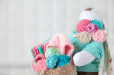 El yapımı oyuncak. Tekstil bebeği. İğne sepeti ile Tavşan