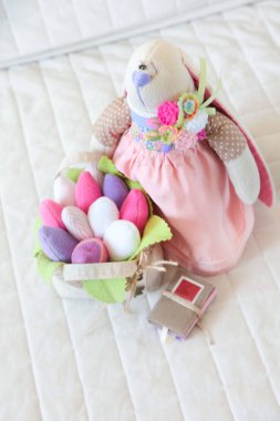 El yapımı oyuncak. Tekstil, kumaş ve iplik bebek. Fl ile Tavşan