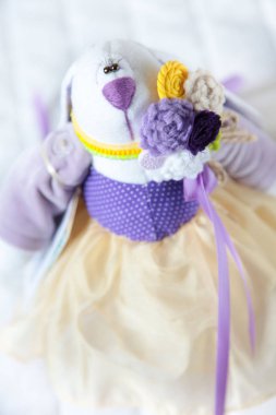 El yapımı oyuncak. Tekstil, kumaş ve iplik bebek. Tavşan tarafından dikilir