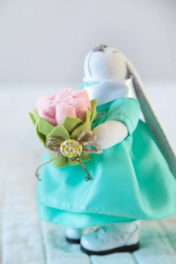 El yapımı oyuncak. Tekstil, kumaş ve iplik bebek. Fl ile Tavşan