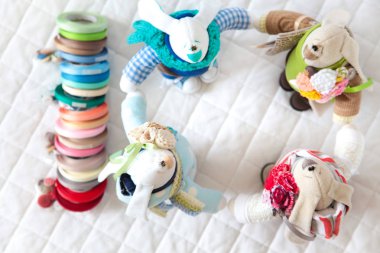 El yapımı oyuncak. Tekstil, kumaş ve iplik bebek. Foure Tavşanlar 