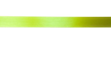 Beyaz arka plan üzerinde bir hediye olarak bir yay ile Yeşil kurdele