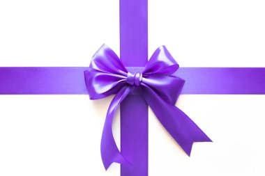 Beyaz arka planda hediye olarak bir yay ile Mor kurdele