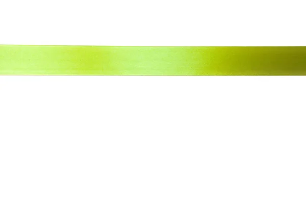 Zelená stuha s lukem jako dar na bílém pozadí — Stock fotografie